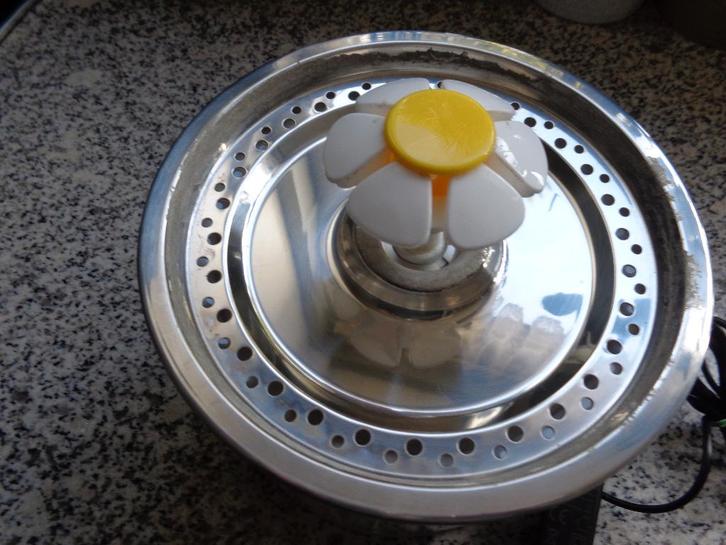 Happy Things - Drinkfontein Hond en Kat - Geruisloos - 2.5 L, Dieren en Toebehoren, Overige Dieren-accessoires, Zo goed als nieuw