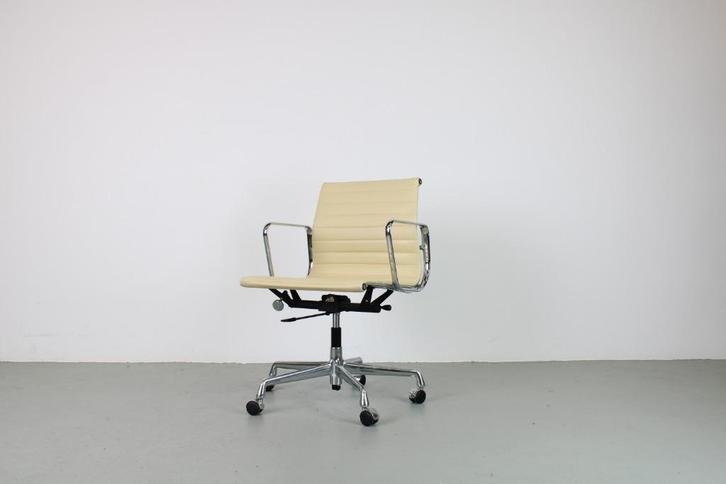 Vitra Eames EA 117, Chroom, Sand/geel, Huis en Inrichting, Bureaustoelen, Gebruikt, Bureaustoel, Beige, Ophalen