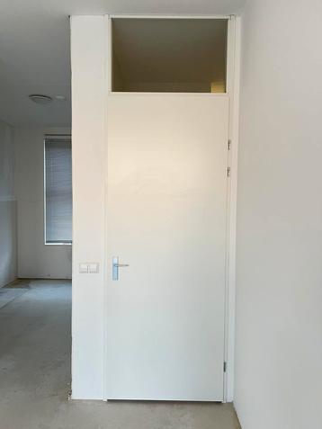 Rechtsdraaiende deur met kozijn en bovenlicht - complete set beschikbaar voor biedingen