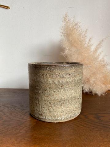 Vintage aardewerk bloempot 14 ø x 13cm hoog taupe/beige tint beschikbaar voor biedingen