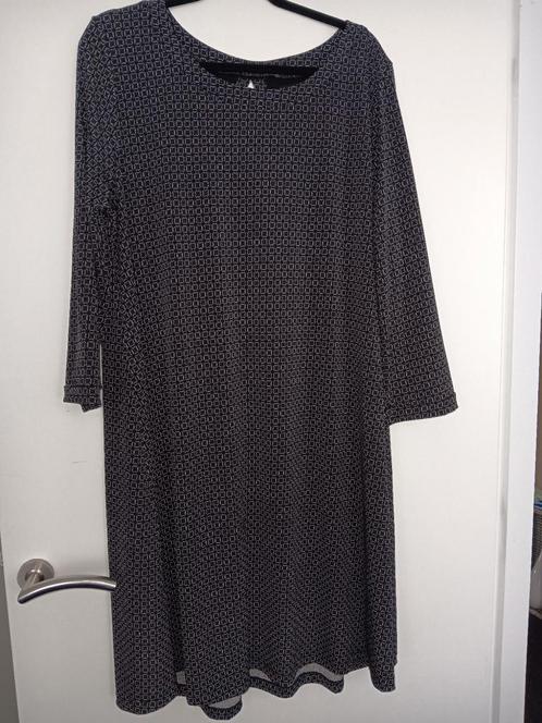 Te Koop: CHRISSIZE Jurk, mt 2 (46/48). Zwart/Grijs.  (J-132), Kleding | Dames, Grote Maten, Zo goed als nieuw, Jurk, Zwart, Ophalen of Verzenden
