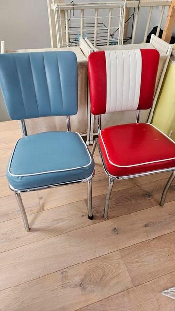 2 Vintage stoelen  beschikbaar voor biedingen