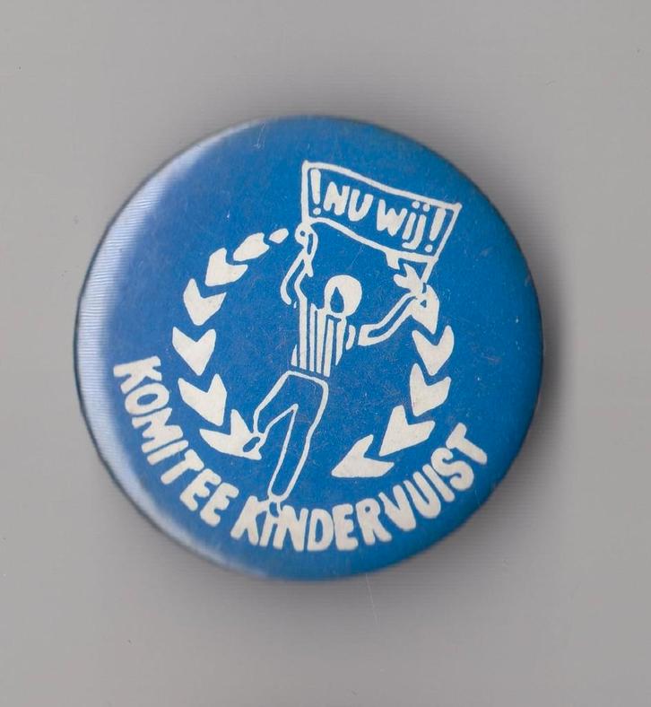 Protest button Komitee Kindervuist Kinderbescherming, Verzamelen, Speldjes, Pins en Buttons, Gebruikt, Speldje of Pin, Overige onderwerpen