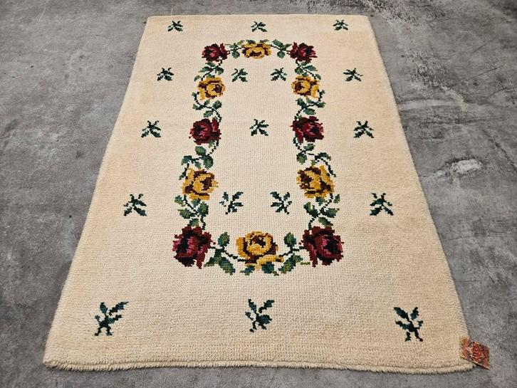 Vintage handmade  wol Smyrna tapijt floral roses 115x168cm, Huis en Inrichting, Stoffering | Tapijten en Kleden, Zo goed als nieuw