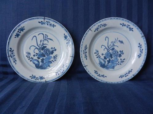 Paar Chinese blauwwitte borden bloeiende planten Qianlong, Antiek en Kunst, Antiek | Keramiek en Aardewerk, Ophalen of Verzenden