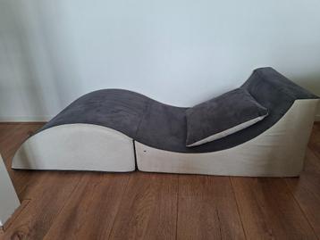 Loungebankje beschikbaar voor biedingen