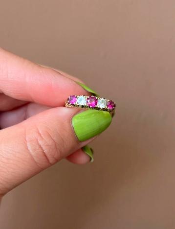 Vintage gouden ring rubeliet en synthetische diamant beschikbaar voor biedingen