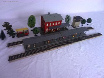 HO 1-87 Station met perron en bijgebouwen v marklin  beschikbaar voor biedingen