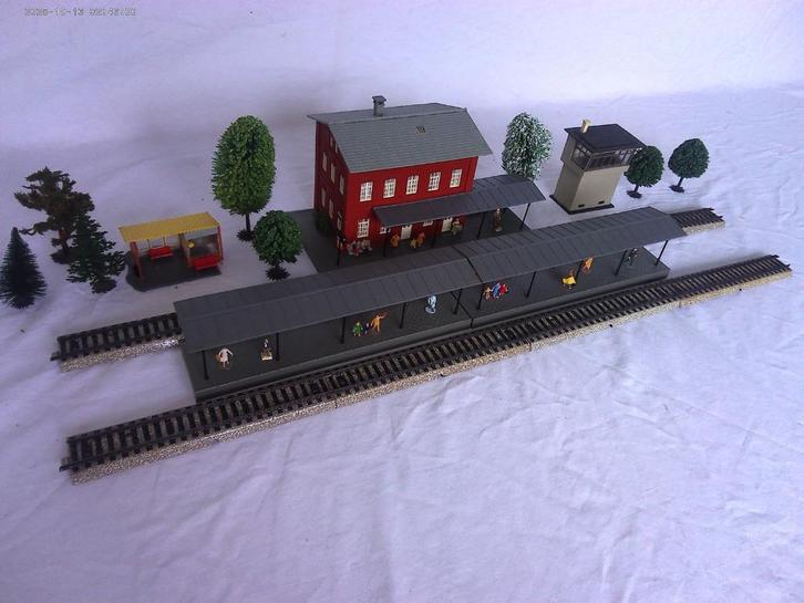 HO 1-87 Station met perron en bijgebouwen v marklin, Hobby en Vrije tijd, Modeltreinen | H0, Gebruikt, Brug, Tunnel of Gebouw