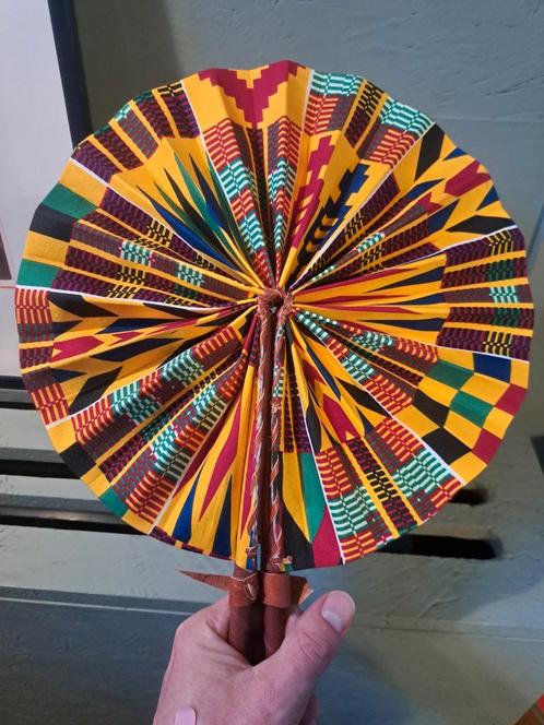 Handwaaier uit Ghana - leer en wax stof - kleurrijk!, Antiek en Kunst, Kunst | Overige Kunst, Ophalen of Verzenden