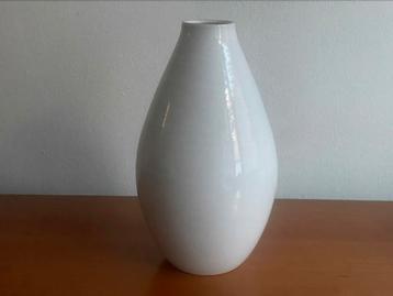 Joep Felder, Tegelen: witte vaas 25,5 cm 1955-1960 i.z.g.s. beschikbaar voor biedingen