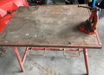 Werktafel met rigid klem tbv.installateur beschikbaar voor biedingen