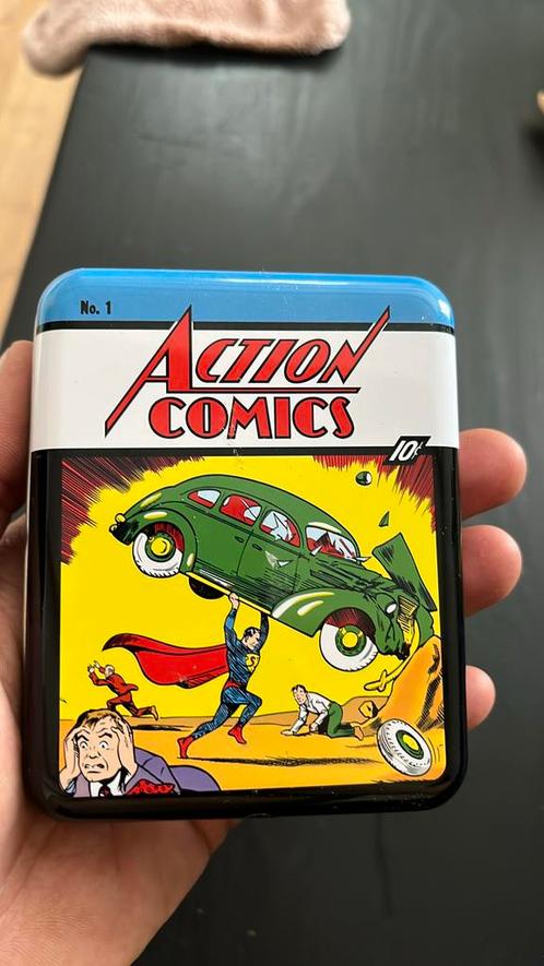 DC Comics Tins - Action Comics #1 - Speelkaarten - Tin box, Hobby en Vrije tijd, Verzamelkaartspellen | Overige, Nieuw, Ophalen of Verzenden