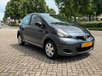 Toyota Aygo 1.0 12V Vvt-i 5DRS 2010 Grijs beschikbaar voor biedingen