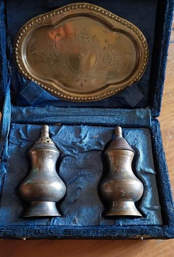 Vintage peper en zout setje in doos beschikbaar voor biedingen