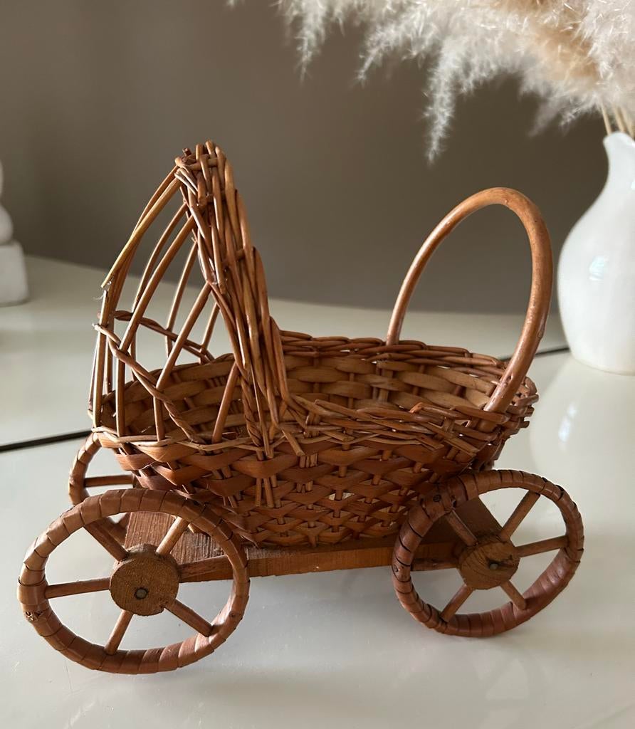 Vintage rotan kinderwagen miniatuur Boho decoratie, Ophalen of Verzenden
