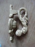 Antieke bouwmaterialen: Deurklopper met fabeldier, Ophalen of Verzenden