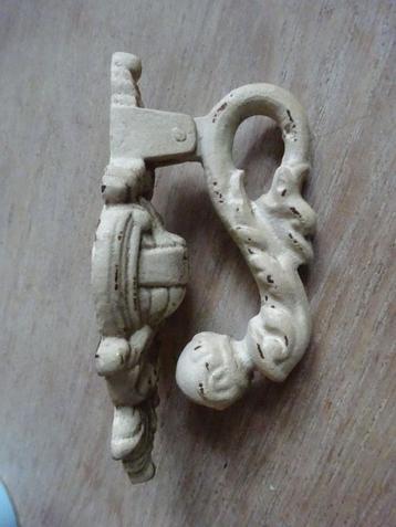 Antieke bouwmaterialen: Deurklopper met fabeldier beschikbaar voor biedingen