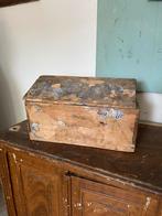 Oude houten kist met papier **het geruite roosje**, Ophalen of Verzenden