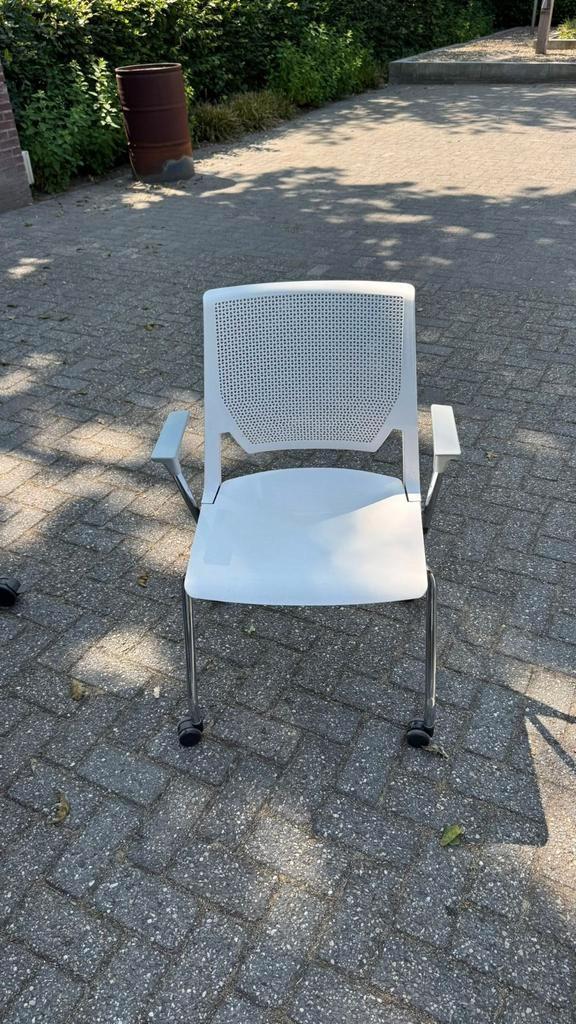 Witte verrijdbare kunstof stoelen, Huis en Inrichting, Stoelen, Zo goed als nieuw, Vijf, Zes of meer stoelen, Kunststof, Wit, Ophalen