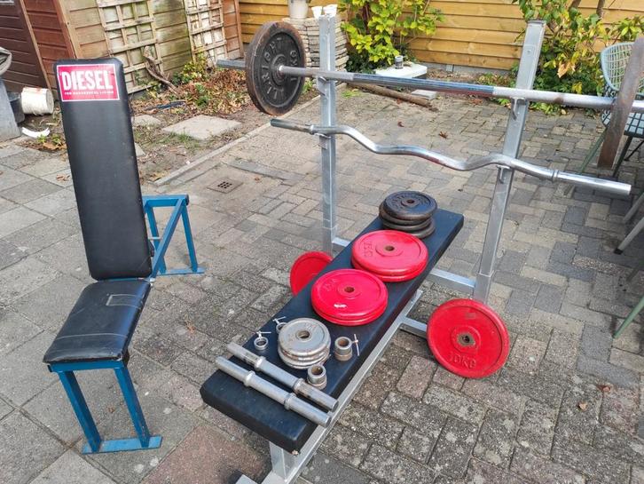 Drukbank, halterbank en gewichten compleet., Sport en Fitness, Fitnessmaterialen, Gebruikt, Fitnessbank, Armen, Borst, Ophalen