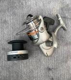 Nieuw - Okuma vismolen Tritan TT-80, Ophalen of Verzenden, Nieuw, Molen