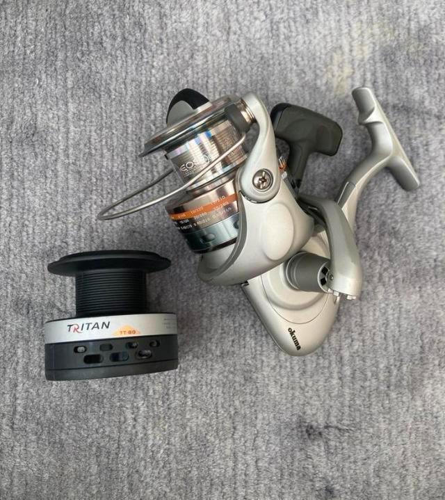 Nieuw - Okuma vismolen Tritan TT-80, Watersport en Boten, Hengelsport | Algemeen, Nieuw, Molen, Ophalen of Verzenden