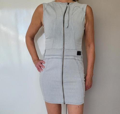 Super leuk denim jurkje S met stretch/rek licht grijs jeans, Kleding | Dames, Jurken, Zo goed als nieuw, Maat 36 (S), Grijs, Boven de knie