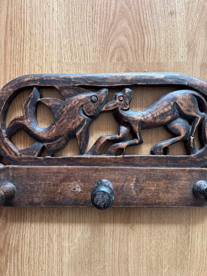 Houten Wandhanger Aziatisch met Vis Hond relief, Huis en Inrichting, Woonaccessoires | Kapstokken, Gebruikt, Wandkapstok, Minder dan 100 cm