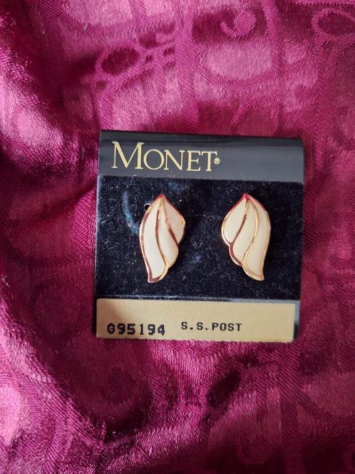 Monet Vintage Oorbellen Goud / Creme, Sieraden, Tassen en Uiterlijk, Oorbellen, Nieuw, Knopjes of Stekers, Overige materialen