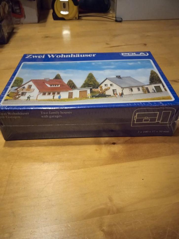 N Spoor twee woonhuizen Pola N225, Hobby en Vrije tijd, Modeltreinen | N-Spoor, Zo goed als nieuw, Brug, Tunnel of Gebouw, Gelijkstroom of Wisselstroom