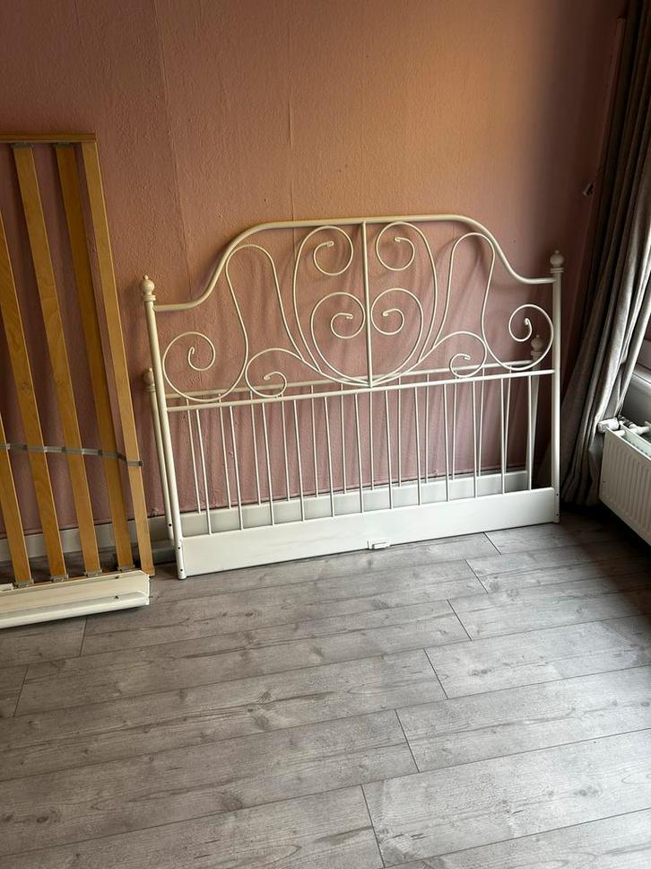 Mooi wit bedframe - ikea, Huis en Inrichting, Slaapkamer | Bedden, Zo goed als nieuw, Twijfelaar, 140 cm, 200 cm, Metaal, Wit