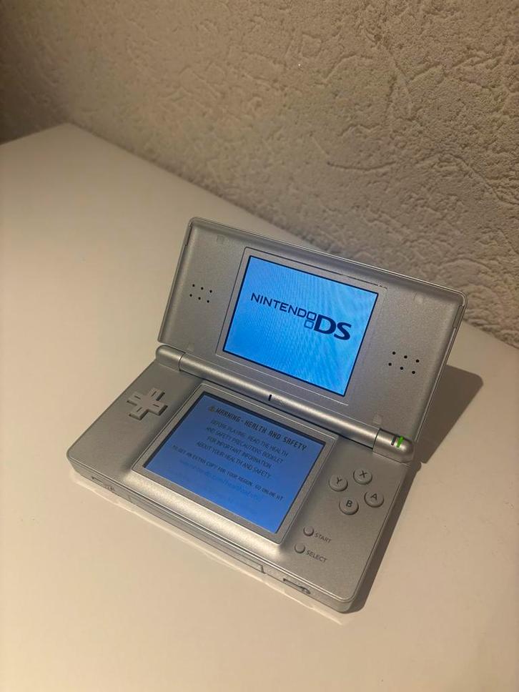 Nintendo DS Lite - USB-C! - Zilver/Grijs, Spelcomputers en Games, Spelcomputers | Nintendo DS, Zo goed als nieuw, DS Lite, Zilver