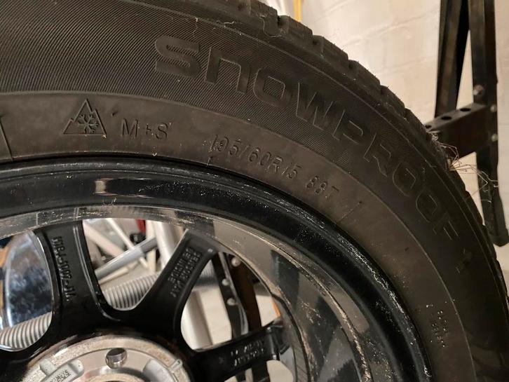 Winterbanden 195/60R/15 met velgen voorzien van Ford logo, Auto-onderdelen, Banden en Velgen, Band(en), Winterbanden, 15 inch