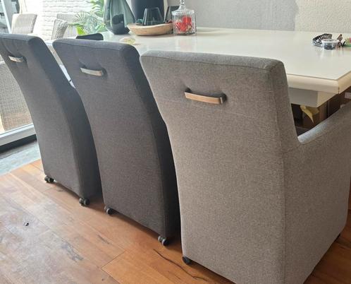 Grijze eetkamerstoelen  met rolwieltjes drie stuks., Huis en Inrichting, Stoelen, Gebruikt, Drie, Stof, Grijs, Ophalen