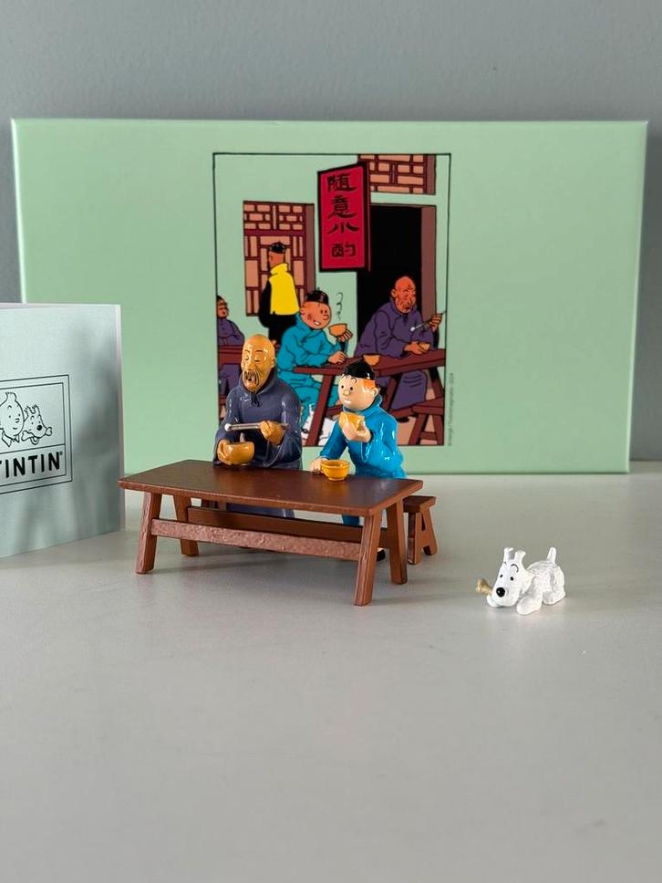 Lunchscène met blauwe lotus - Moulinsart, Verzamelen, Stripfiguren, Zo goed als nieuw, Beeldje of Figuurtje, Kuifje, Ophalen of Verzenden