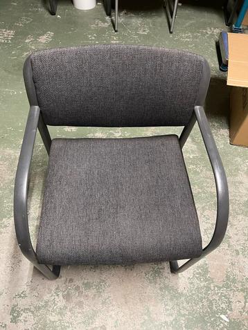 3 Stevige Grijze Stoelen beschikbaar voor biedingen