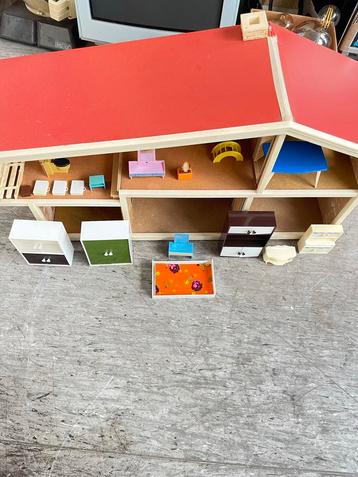 Vintage Poppenhuis met '70s Meubels beschikbaar voor biedingen