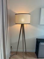 Zuiver Tripod vloerlamp met rotan kap, Huis en Inrichting, Lampen | Vloerlampen, Ophalen, 150 tot 200 cm