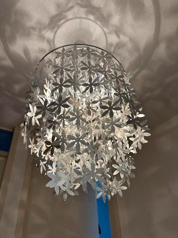 Hanglamp met zilverkleurig bloemblaadjes beschikbaar voor biedingen