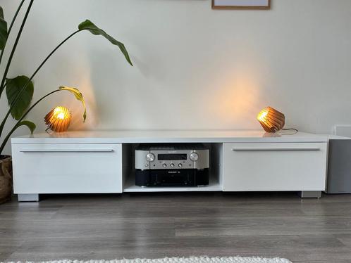 Prachtig hoogglans tv meubel Jysk - AAKIRKEBY, Huis en Inrichting, Kasten | Televisiemeubels, Zo goed als nieuw, Minder dan 100 cm