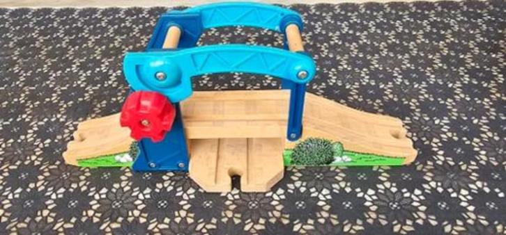 thomas de trein hout ophaalbrug, Kinderen en Baby's, Speelgoed | Thomas de Trein, Zo goed als nieuw, Ophalen of Verzenden
