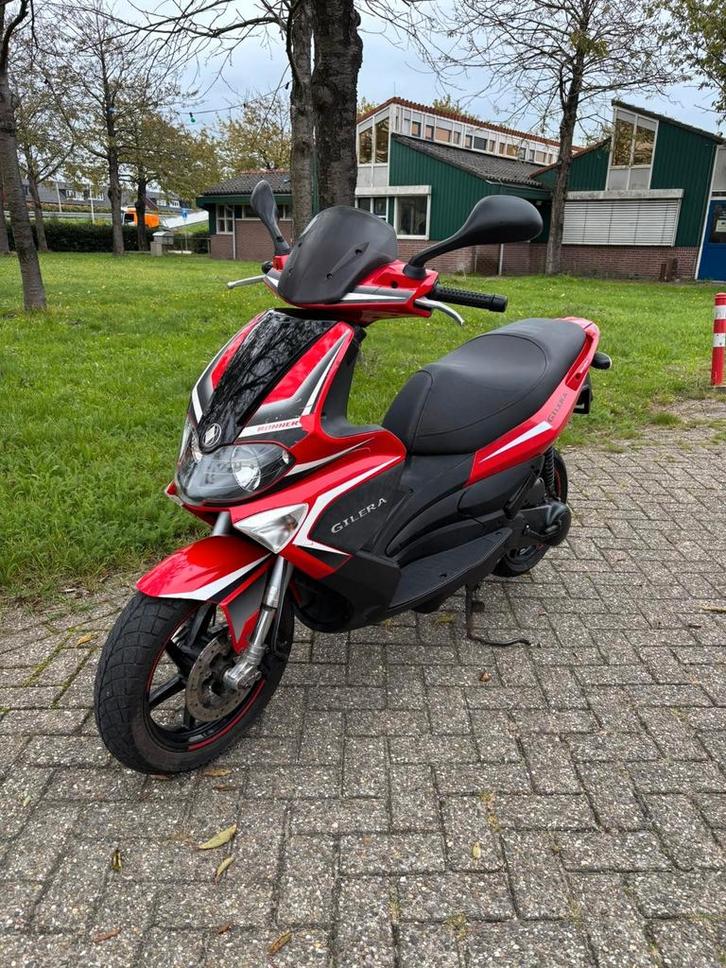 Gilera Runner RST - Rood - bouwjaar 2009, Fietsen en Brommers, Snorfietsen en Snorscooters, Gebruikt, Gilera, Benzine, Ophalen of Verzenden