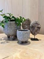 Set landelijk, 2 bloempotten en twee Balinese maskertjes op, Tuin en Terras, Bloempotten, Rond, Binnen, Ophalen of Verzenden, Zo goed als nieuw