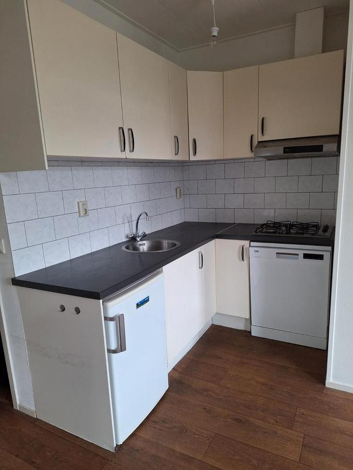 Kleine hoekkeuken met losse koelkast en vaatwasser, Huis en Inrichting, Keuken | Complete keukens, Gebruikt, Hoekkeuken, Kunststof