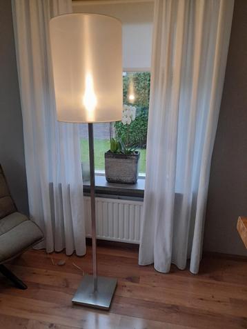 VLOERLAMP MET WITTE KAP beschikbaar voor biedingen