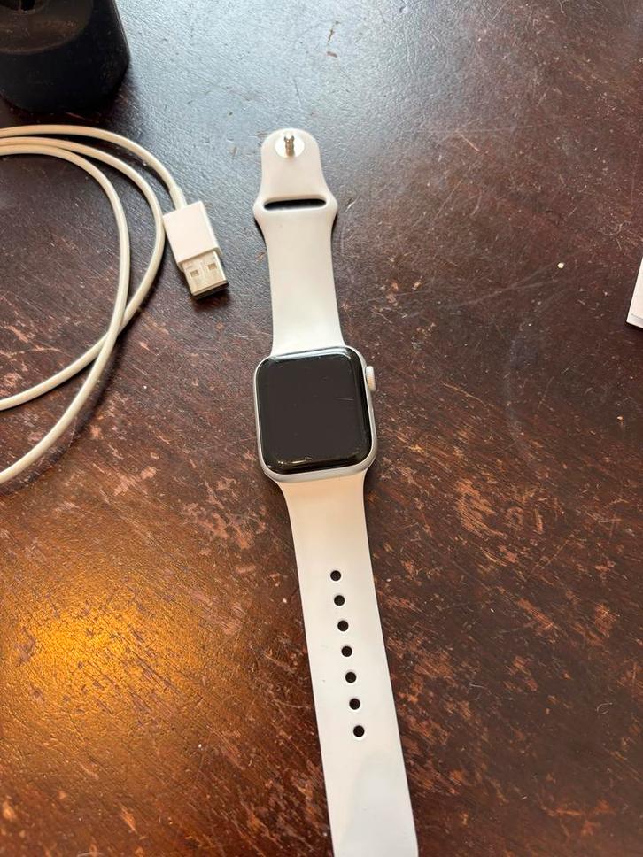 Apple Watch SE 40mm + Nieuw Apple band, oplader en houder, Sieraden, Tassen en Uiterlijk, Smartwatches, Zo goed als nieuw, iOS