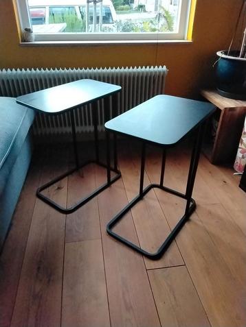 Twee zwart metalen bijzettafels  beschikbaar voor biedingen