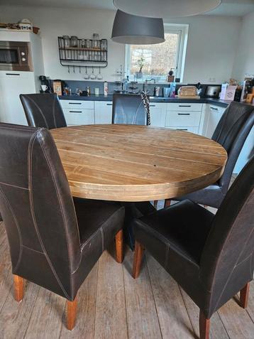Mooie robuuste ronde eettafel beschikbaar voor biedingen