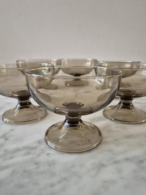 Vintage Luminarc France rookglazen dessertschaaltjes op voet, Verzamelen, Glas en Borrelglaasjes, Zo goed als nieuw, Overige typen